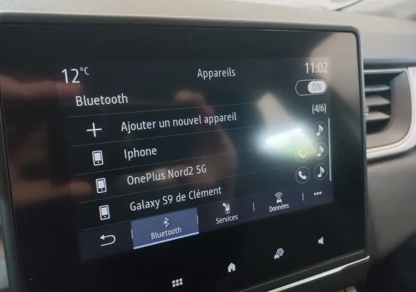 Écran tactile central du tableau de bord du Renault Captur Business TCe 100 2020, affichant menu Bluetooth.
