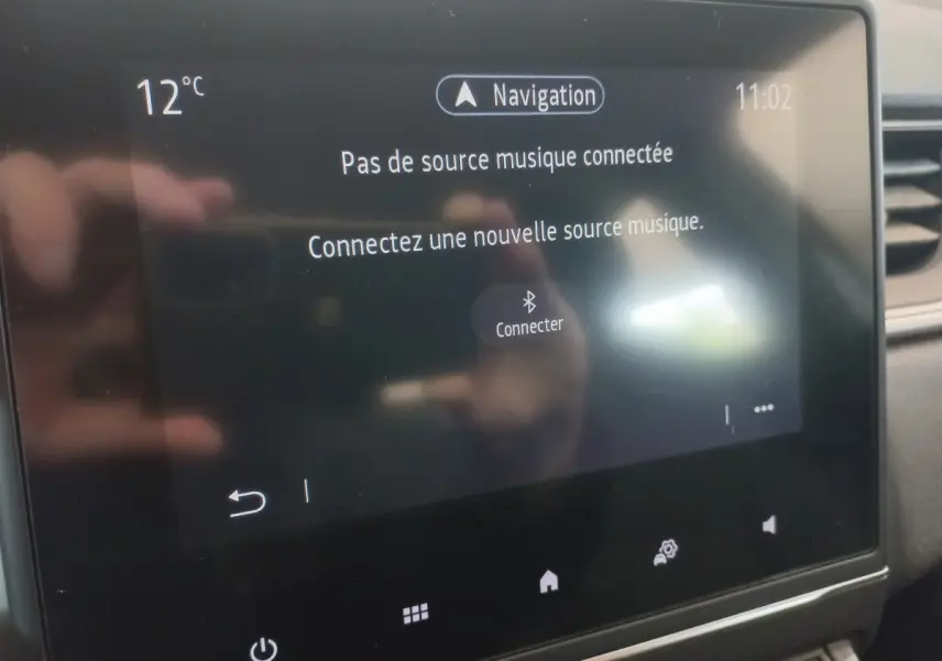 Écran tactile central du tableau de bord du Renault Captur Business TCe 100 2020 affichant la connexion Bluetooth.