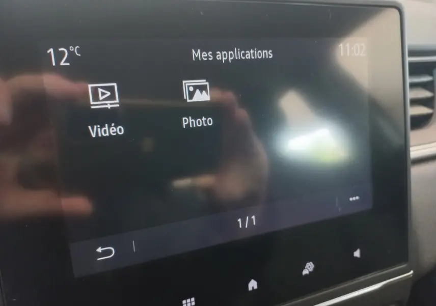 Écran tactile central du Renault Captur Business TCe 100 2020 affichant les applications vidéo et photo.