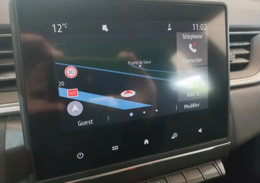 Écran tactile central du tableau de bord du Renault Captur Business TCe 100 2020 affichant la navigation et la connexion téléphone.