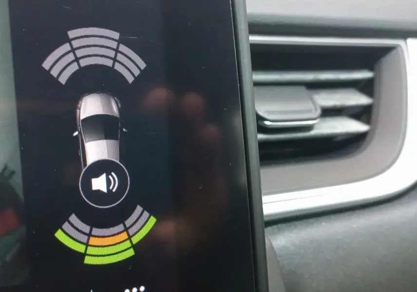 Écran tactile intérieur du Renault Captur Business TCe 100 2020 montrant l'alerte de capteurs de stationnement avant en gris clair.