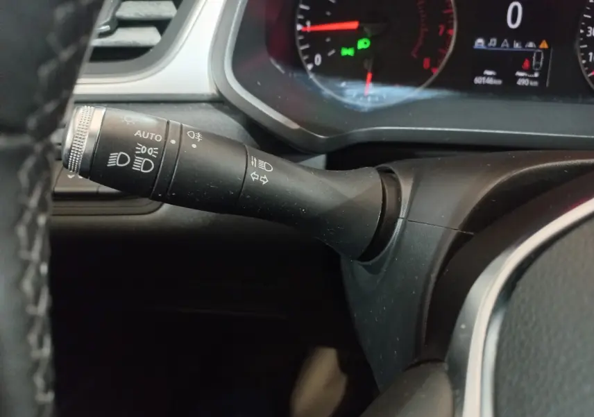 Gros plan sur la manette des phares et clignotants à gauche du volant du Renault Captur Business gris clair 2020.