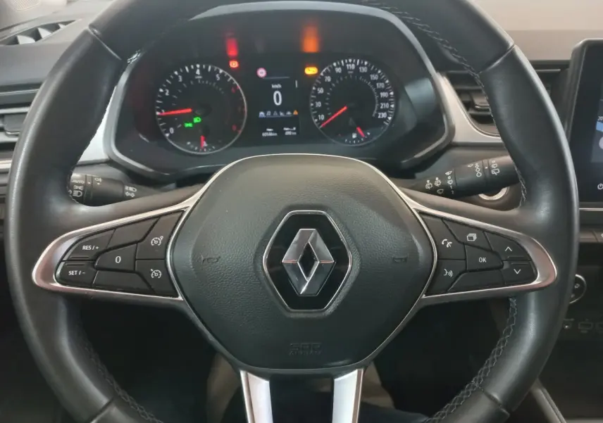 Vue rapprochée du volant multifonctions noir avec logo Renault du tableau de bord du Captur Business TCe 100 2020.