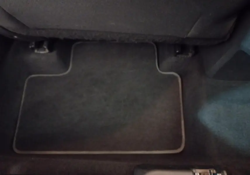 Vue du tapis de sol arrière côté droit dans un Renault Captur Business gris clair de 2020