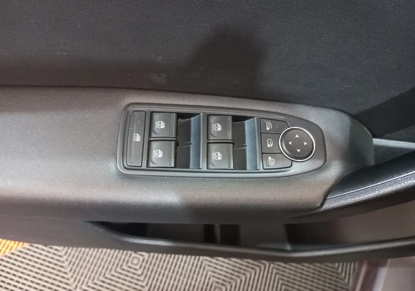 Panneau de commandes des vitres électriques et rétroviseurs sur la porte côté conducteur d'un Renault Captur gris clair 2020.