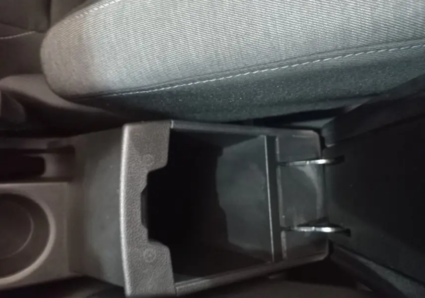 Vue rapprochée de la console centrale ouverte avec rangement, siège tissu gris clair du Renault Captur Business 2020.