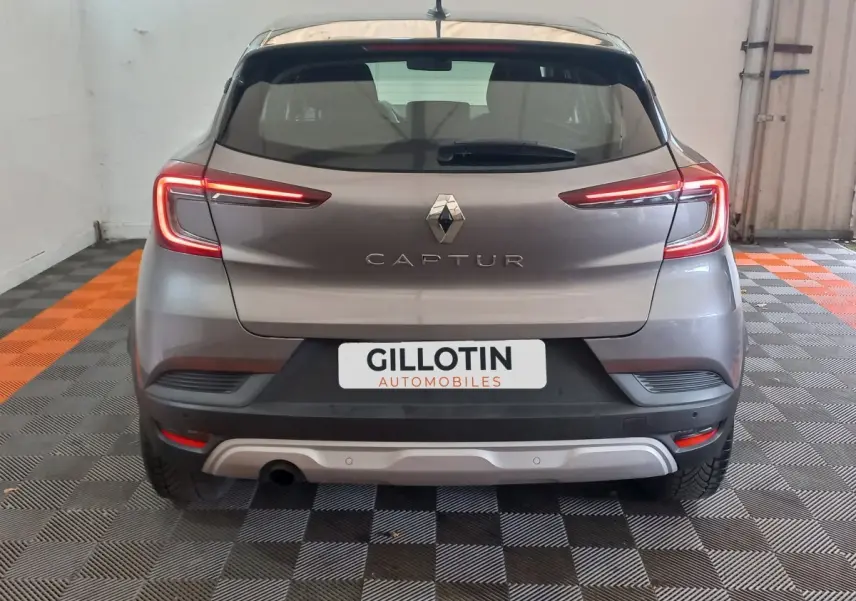 Vue arrière d'un Renault Captur gris clair avec feux LED allumés et plaque d'immatriculation GILLOTIN Automobiles.