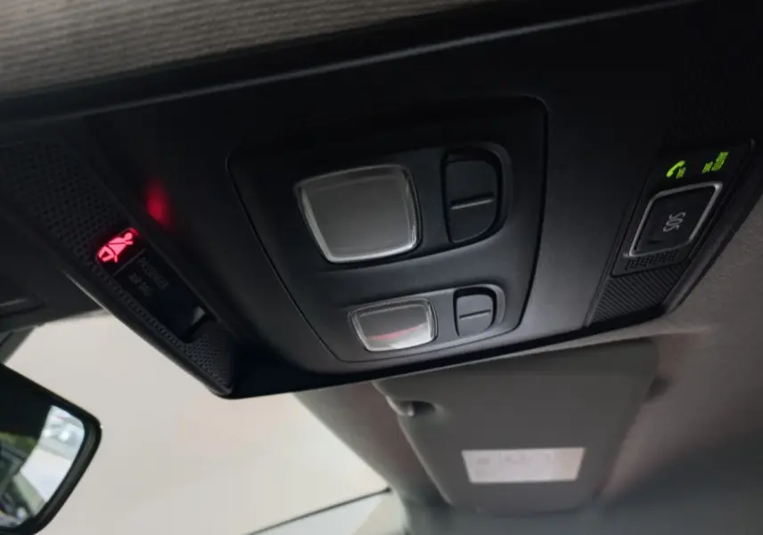 Plafonnier intérieur avec commandes d'éclairage et bouton SOS du Renault Captur Business gris clair, vue de dessous.