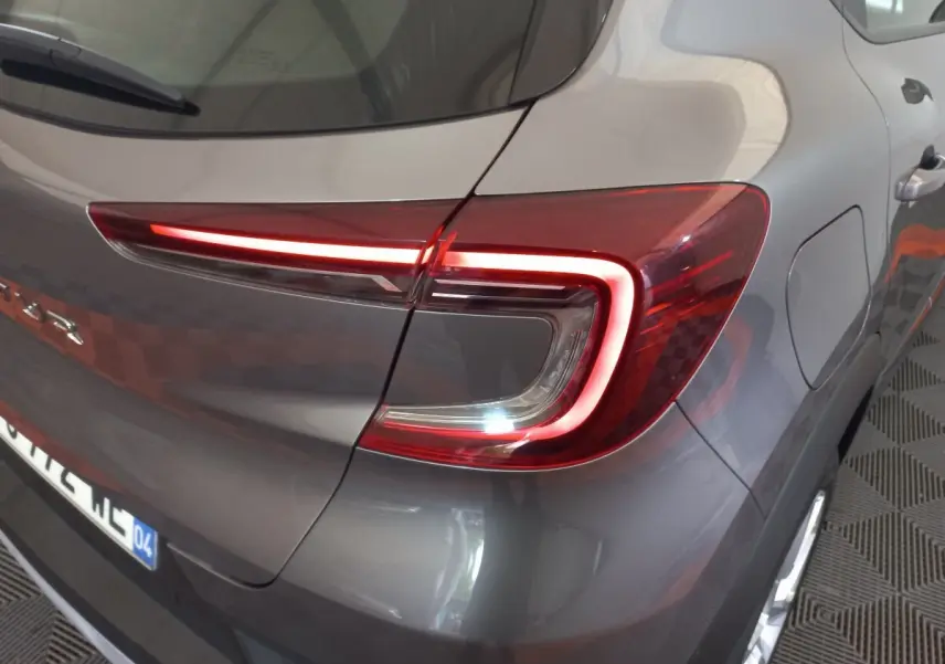 Feu arrière droit allumé sur Renault Captur Business TCe 100 gris clair vue arrière en léger angle