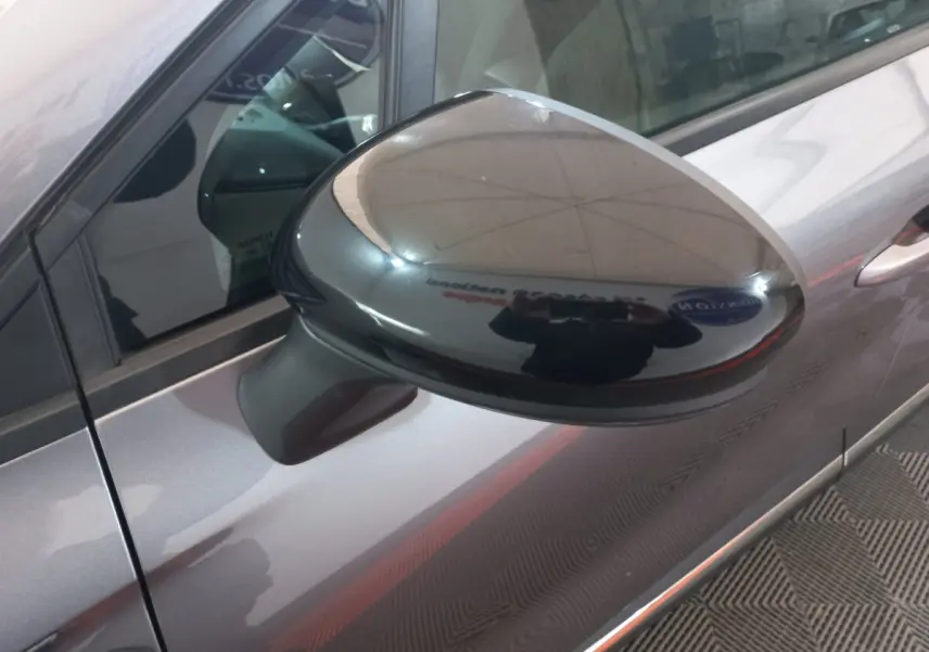 Rétroviseur noir côté gauche du Renault Captur Business gris clair 2020, vue rapprochée sur la portière avant.