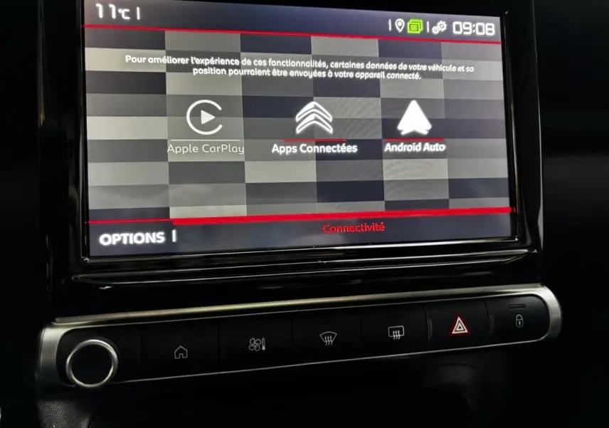 Écran tactile central affichant Apple CarPlay et Android Auto dans l'habitacle d'une Citroën C3 Aircross gris foncé.