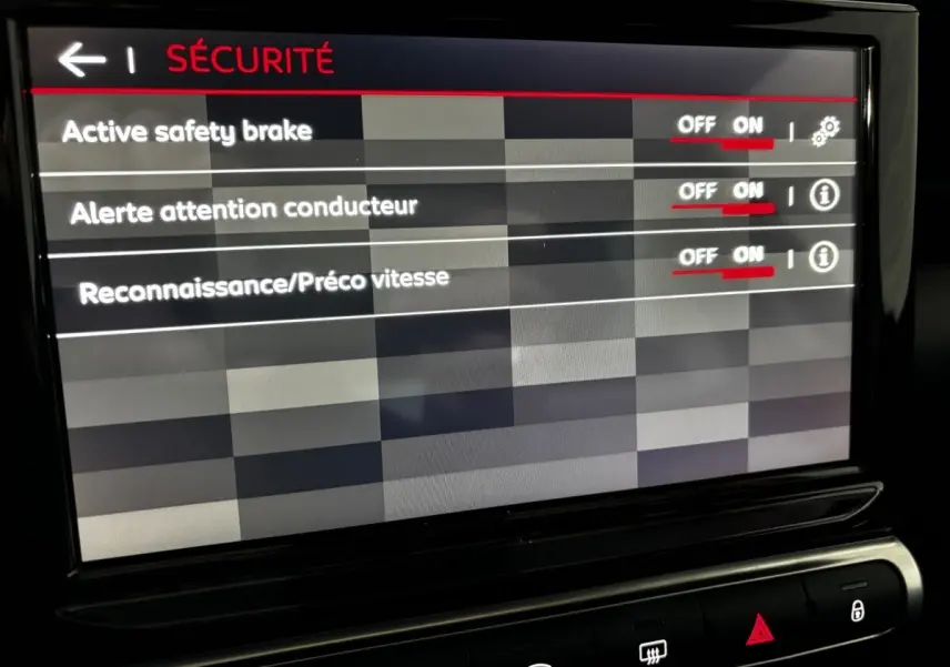 Écran tactile central du tableau de bord du Citroën C3 Aircross 2024 affichant les réglages de sécurité activés.