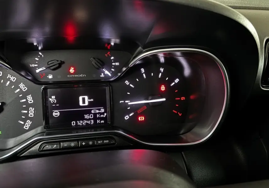 Vue rapprochée du combiné d'instruments digital et analogique du tableau de bord du Citroën C3 Aircross 2024.