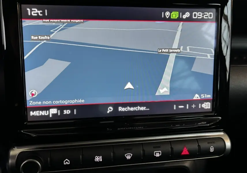 Écran tactile central de navigation du Citroën C3 Aircross gris foncé, affichant une carte et commandes climatisation.