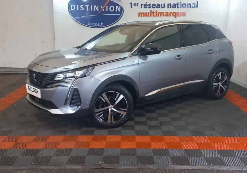 Peugeot 3008 gris clair en vue 3/4 avant droit, avec jantes noires et détails chromés sur les bas de caisse.