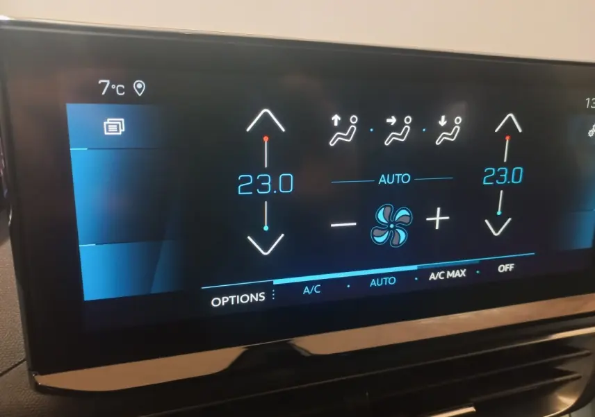 Écran tactile central du Peugeot 3008 GT 2022 affichant la climatisation bi-zone à 23°C en mode automatique.