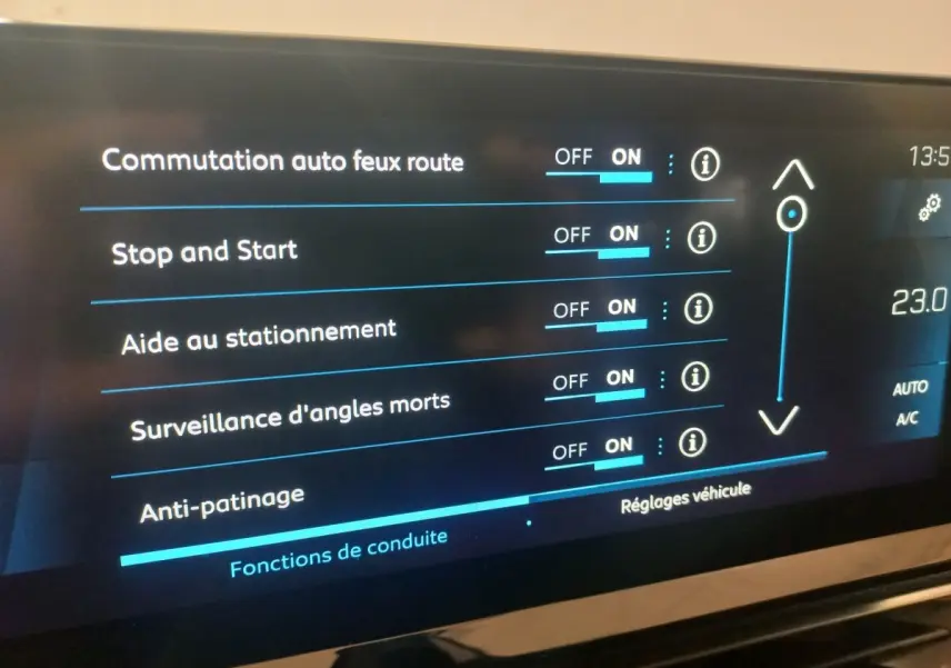 Écran tactile intérieur du Peugeot 3008 GT 2022 affichant les réglages d’aides à la conduite en mode activé.