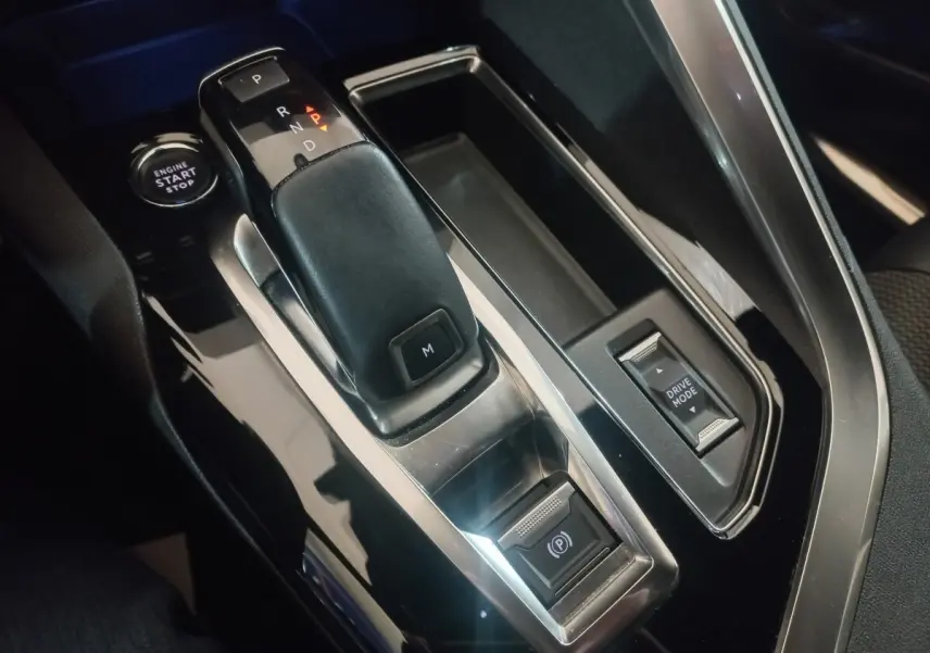 Gros plan sur la console centrale noire du Peugeot 3008 GT 2022 avec levier de boîte auto et bouton start/stop.