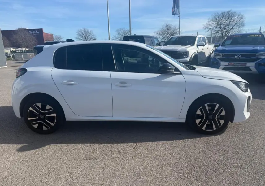 Peugeot 208 Hybrid 110 e-DCS6 Allure blanche vue de profil côté gauche, avec jantes noires et vitres teintées.