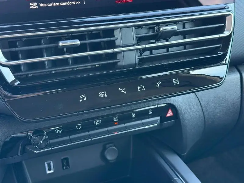 Vue rapprochée de la console centrale noire du Citroën C5 Aircross 2025 avec commandes tactiles et aérateurs horizontaux.