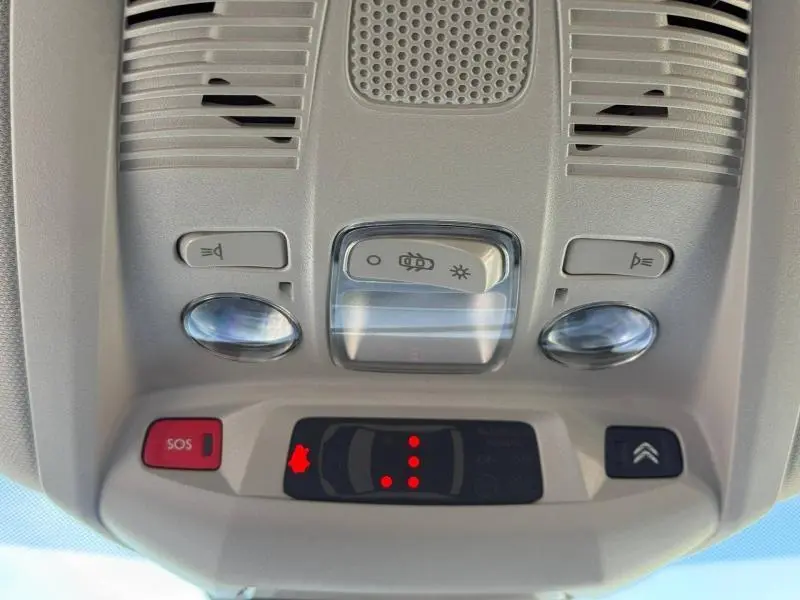 Vue en gros plan du plafonnier beige avec commandes d'éclairage et bouton SOS du Citroën C5 Aircross blanc Okénite 2025.