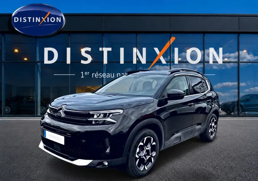 Citroën C5 Aircross noir en 3/4 avant droit, avec jantes alu et toit noir brillant devant showroom Distinxion.