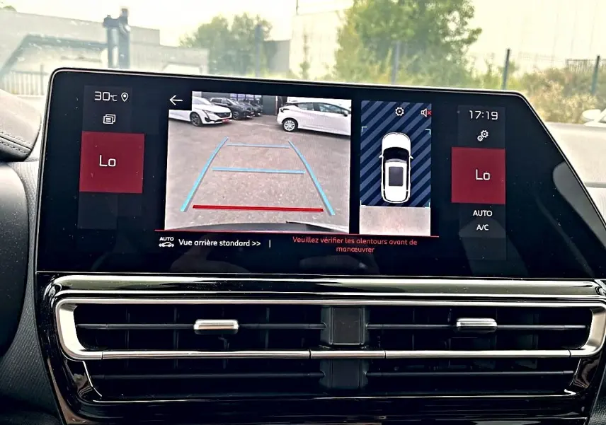 Écran tactile intérieur du Citroën C5 Aircross noir 2025 montrant la caméra de recul et la vue panoramique 360°