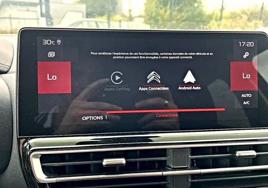 Écran tactile central du Citroën C5 Aircross 2025 affichant Apple CarPlay et Android Auto, intérieur noir.