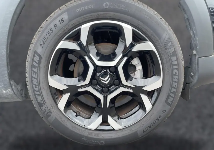 Gros plan sur la jante alu noire et argentée de 18 pouces du Citroën C5 Aircross noir, avec pneu Michelin visible.