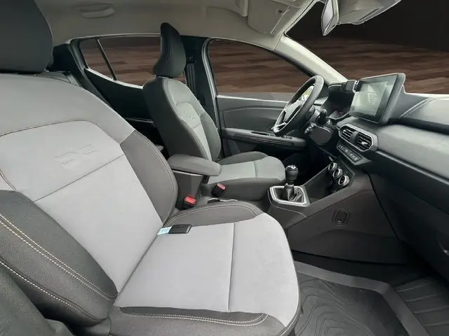 Intérieur avant de la Dacia Sandero Stepway TCe 110 Extreme Plus 2025, sièges gris, volant cuir et écran tactile 8 pouces visible