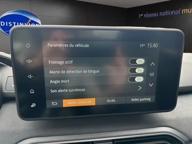 Écran tactile 8 pouces du tableau de bord de la Dacia Sandero Stepway TCE 110 Extreme Plus affichant les aides à la conduite.