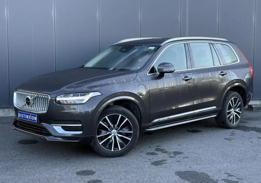 Volvo XC90 T8 hybride gris Platinium en 3/4 avant droit avec jantes alliage et calandre chromée.
