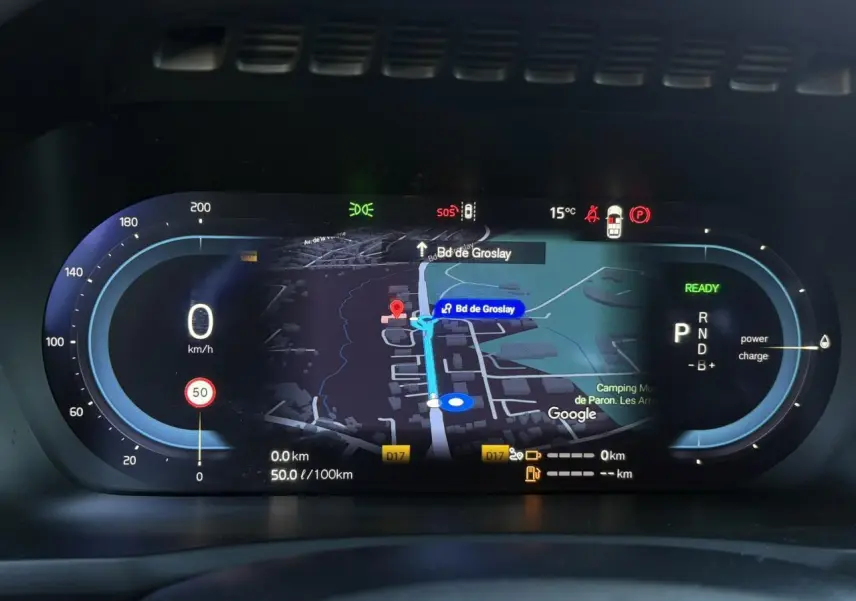 Combiné d'instruments digital 12,3" du Volvo XC90 T8 hybride, affichant navigation et indicateurs de vitesse et énergie.