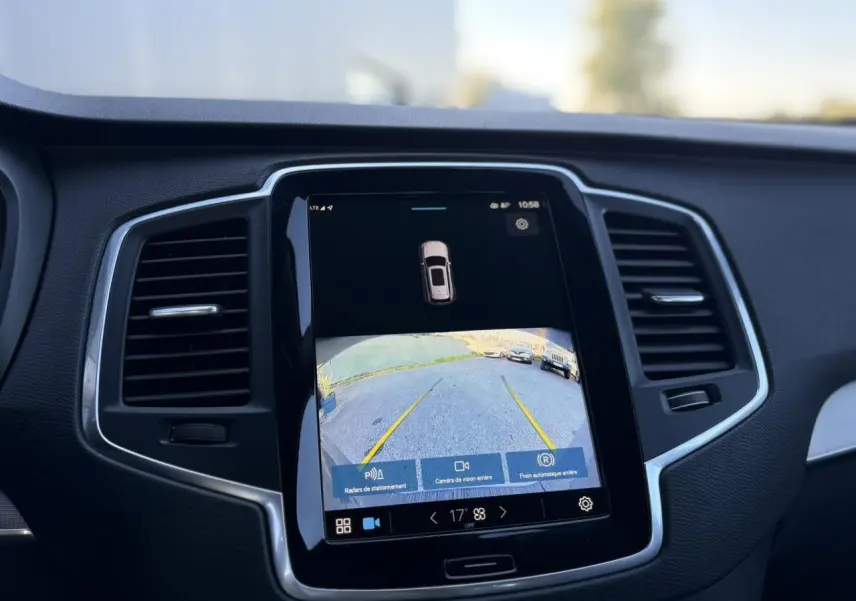 Écran tactile central du Volvo XC90 2024 montrant la caméra de recul et les radars de stationnement.