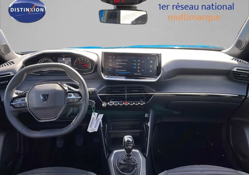 Vue intérieure frontale du tableau de bord et volant du Peugeot 2008 2024 avec boîte manuelle et écran tactile central.