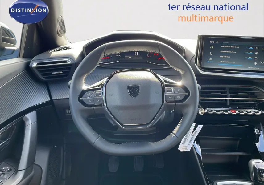 Vue intérieure du tableau de bord et volant du Peugeot 2008 2024, finition noire avec écran tactile et commandes au volant.