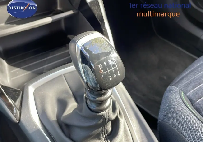 Le levier de vitesses manuel de la Peugeot 2008 1.2 PureTech 100ch Active, vue rapprochée de l'intérieur.