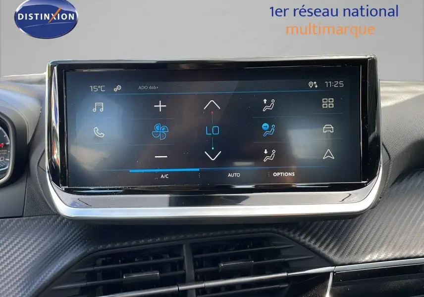 Écran tactile central du tableau de bord du Peugeot 2008 bleu Vertigo, affichant les commandes de climatisation.