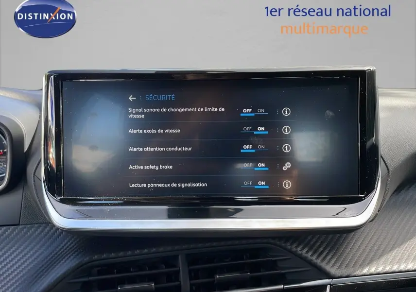 Écran tactile central affichant les options de sécurité dans l'habitacle d'une Peugeot 2008 2024.