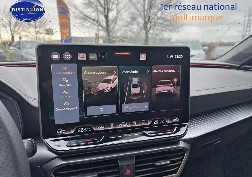 Vue intérieure sur l'écran tactile central du tableau de bord d'une CUPRA Leon ST 2025 avec affichage des aides à la conduite.