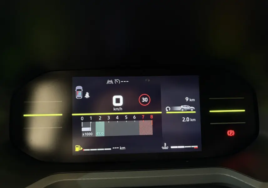 Affichage numérique du combiné d'instruments du Dacia Duster 2025, avec indicateur de vitesse et alertes visibles.