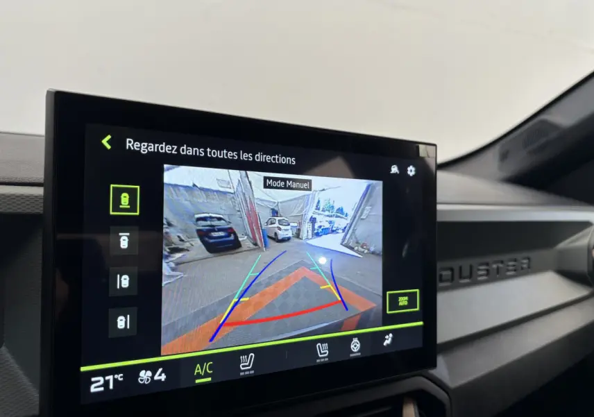 Écran tactile central du tableau de bord du Dacia Duster noir 2025 montrant la caméra de recul en mode manuel.