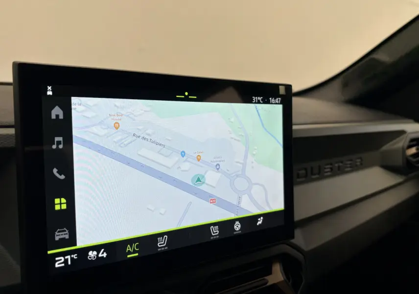 Écran tactile central affichant la navigation dans l'habitacle du Dacia Duster noir, version 2025 extreme mild hybrid.