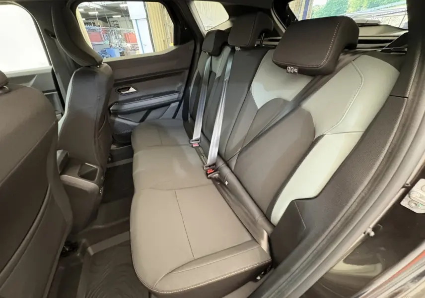 Vue intérieure côté droit des sièges arrière bicolores gris et noir du Dacia Duster 2025 Extreme mild hybrid.