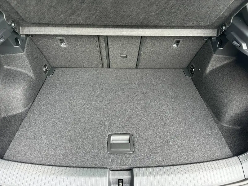 Vue plongeante sur le coffre gris du Volkswagen T-Roc 1.5 TSI Evo2 150ch R-Line Edition 2025, espace de chargement propre et spacieux.