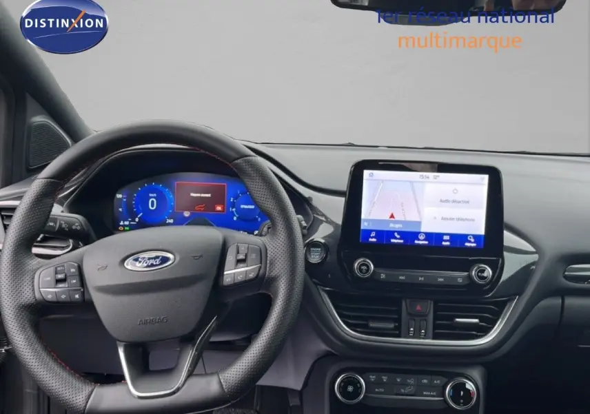 Vue intérieure du tableau de bord du Ford Puma gris magnétique 2024 avec écran tactile central et volant multifonction.