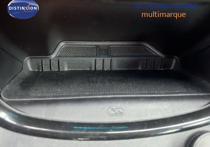 Gros plan sur le compartiment de recharge sans fil du Ford Puma gris magnétique 2024 finition ST-LINE.