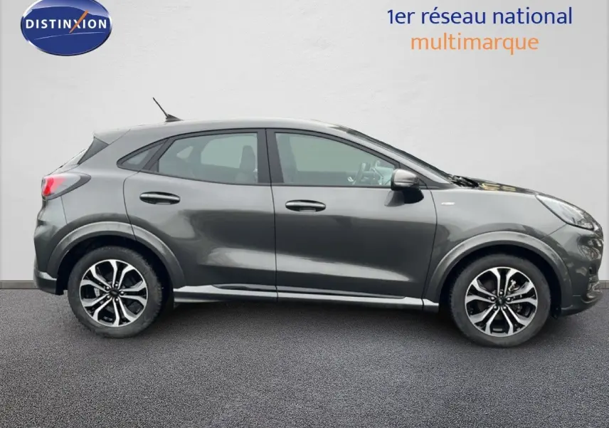 Ford Puma gris magnétique vu de profil côté gauche, soulignant ses jantes alliage et lignes dynamiques.