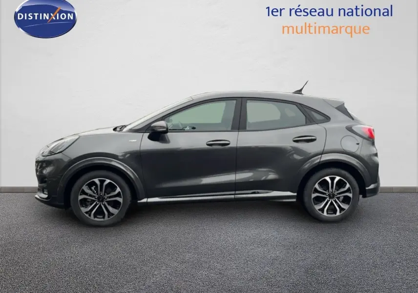 Ford Puma gris magnétique vue de profil côté gauche, soulignant ses jantes alliage et lignes fluides modernes.
