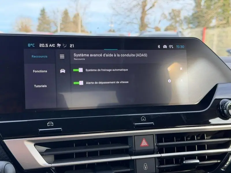 Écran tactile du système d'aide à la conduite dans l'habitacle d'une Citroën C4 X 2025, vue de face.